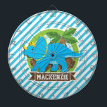 Triceratops Dinosaur; Sky Blue & White Streifen Dartscheibe<br><div class="desc">Coole, farbenfrohe Jungen blauen und gelben Triceratops Dinosaur, grüne Palme, braune Vulkandesign auf Sky Blue & White Stripes Muster. Perfektes Geschenk für Baby, Kleinkind, Kinder, Kinder, Jugendliche oder Erwachsene! Das Design wird durch Hinzufügen eines Kindernamens oder benutzerdefinierten Textes personalisiert. Besuchen Sie unseren Shop, Birthday Party House, für mehr große personalisierbare...</div>