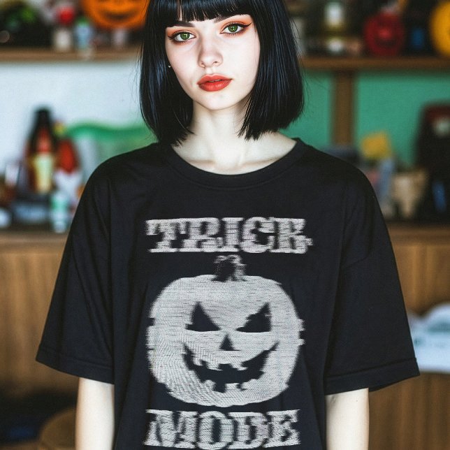 Trick Mode Glitchy Pumpkin T-Shirt (Von Creator hochgeladen)