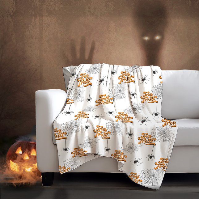 Trick oder Bearbeitung Typografie mit Spinnen Must Fleecedecke (Von Creator hochgeladen)