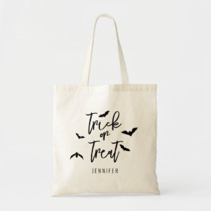Trick oder behandeln moderne Typografie und Fleder Tragetasche