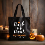 Trick oder Behandeln moderner Skripte benutzerdefi<br><div class="desc">Diese beängstigenden niedlichen Halloween-Tasche / Bonbons sind mit "Trick or Treat" in einem modernen,  weißen Drehbuch mit einem orangen Jack o'lantern Kürbisakzent und schwarzer Hintergrundfarbe ausgestattet.</div>