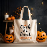 Trick oder Behandeln moderner Skripte benutzerdefi Tragetasche<br><div class="desc">Diese beängstigenden niedlichen Halloween-Tasche / Bonbons sind mit "Trick or Treat" in modernen schwarzen Schriften mit einem orangen Jack o'lantern Kürbisakzent ausgestattet. Personalisieren und bestellen Sie passende Taschen für Ihre Familie.</div>