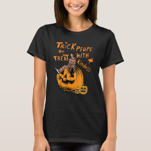 Trick oder Behandlung von Leuten mit freundlichem T-Shirt