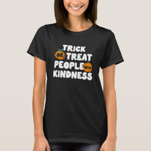 Trick oder Behandlung von Leuten mit freundlichem T-Shirt