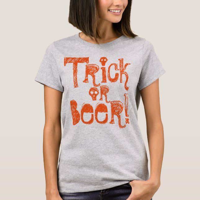 Trick oder Bier Fun Halloween Slogan T-Shirt (Vorderseite)