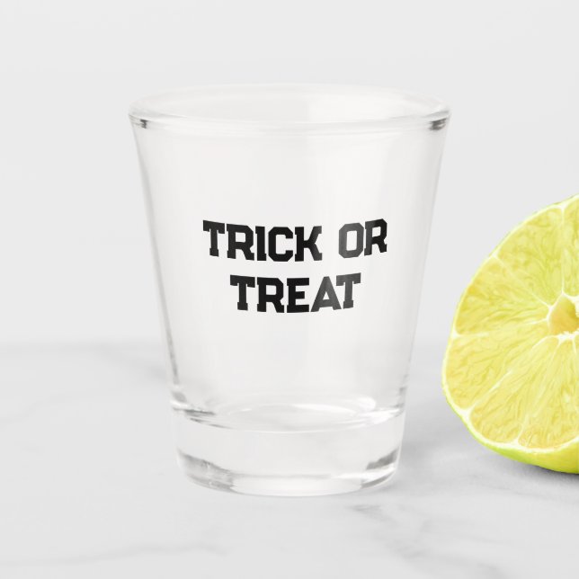 Trick oder. Leckerei Halloween schwarz schlicht Mi Schnapsglas (Vorderseite)
