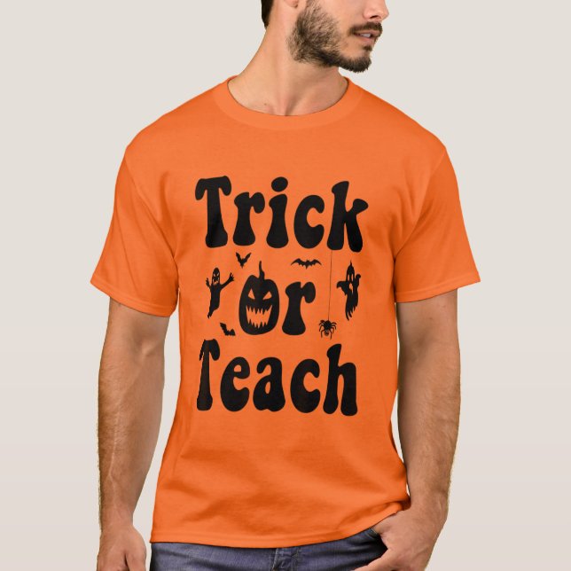 Trick oder Teach Funny Rainbow Halloween Lehrer T-Shirt (Vorderseite)