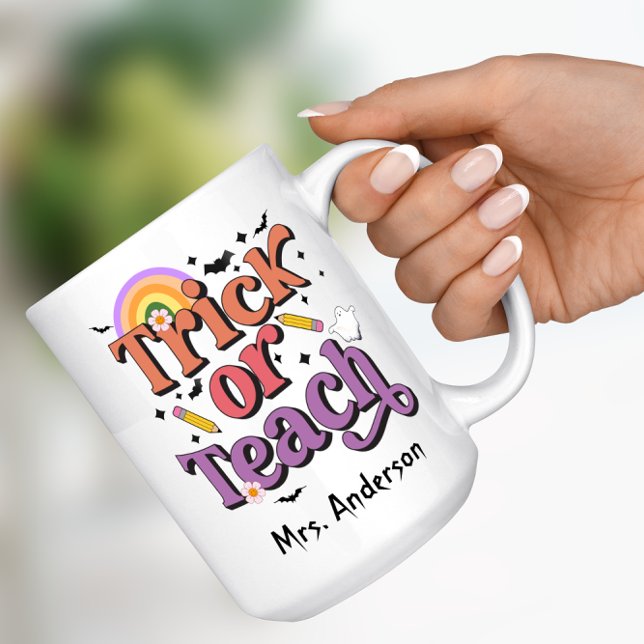 Trick oder Teach Retro Pastell Halloween Lehrernam Kaffeetasse (Trick or Teach Halloween Teacher Name Mug)
