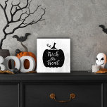 Trick oder Treat Black Halloween Pumpkin Holzkisten Schild<br><div class="desc">Feiern Sie Halloween im Stil mit diesem "Trick or treat"-Jahreszeit-Tischschild aus Holz mit modernen Schriftzeichen auf einem schwarzen rustikalen Kürbis.</div>