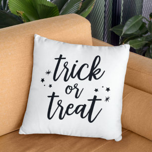 Trick oder Treat Black Modern Script Halloween Kissen