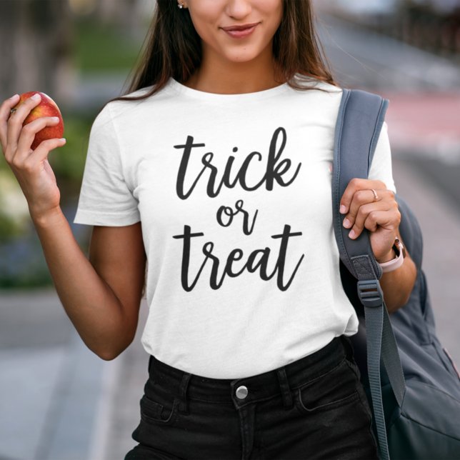 Trick oder Treat Black Modern Script Halloween Tri-Blend Shirt (Von Creator hochgeladen)