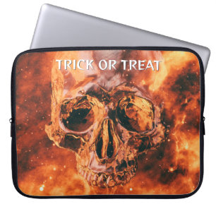 Trick oder Treat. Flammenschädel im Weltraum Laptopschutzhülle