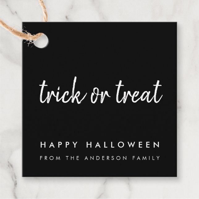 Trick oder Treat | Halloween Black Modern Minimal Geschenkanhänger (Vorderseite)