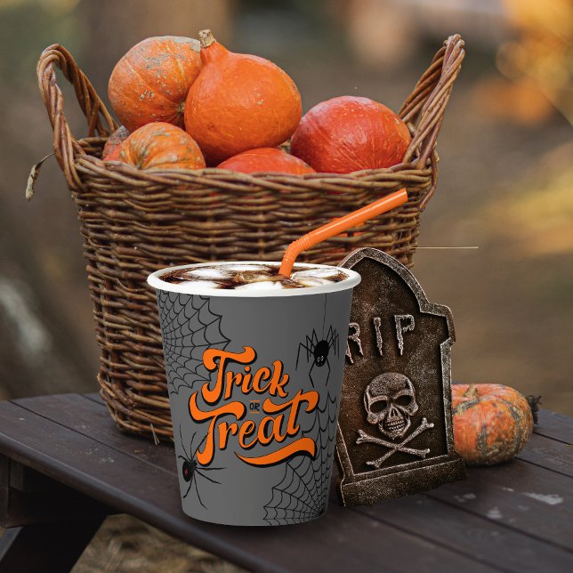 Trick oder Treat Typografie mit Spinnen ID680 Pappbecher (Von Creator hochgeladen)