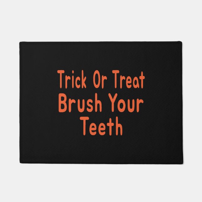 Trick oder Treat verschnüren Ihre Zähne Halloween- Fußmatte (Vorderseite)