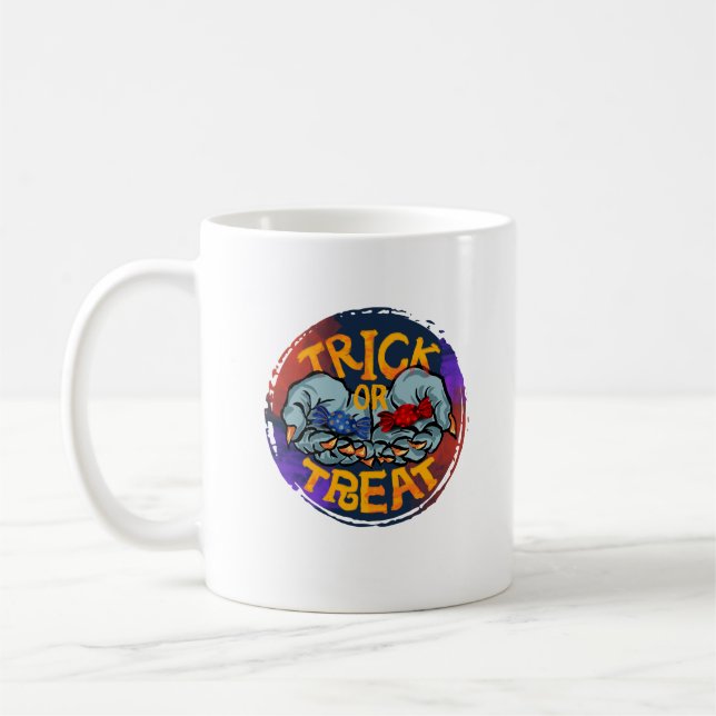 Trick oder Treat - Zombie Hand mit Süßigkeiten Kaffeetasse (Links)