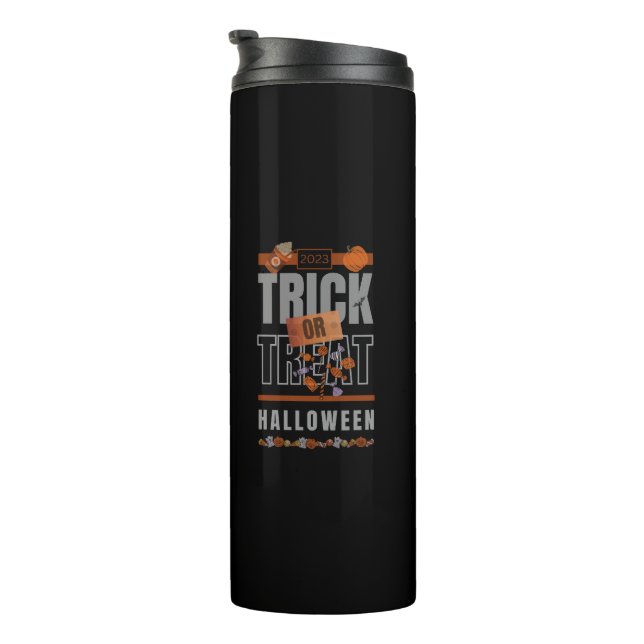 Trick- oder TreatHalloween-Design 2023 Thermosbecher (Nach rechts gedreht)