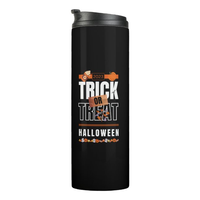 Trick- oder TreatHalloween-Design 2023 Thermosbecher (Nach rechts gedreht)