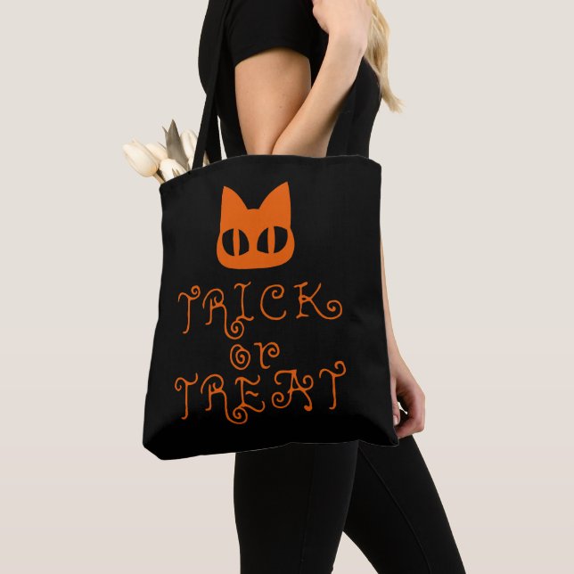 Trick oder Trete mit einem Niedlichen Katzengesich (Von Nahem)