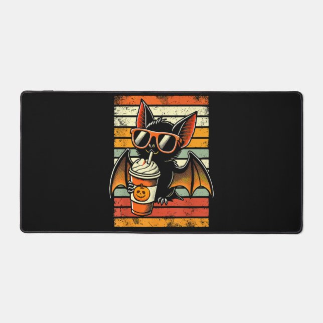 Trick oder Treten Niedlichen Bat Hipster Latte Fun Schreibtischunterlage (Vorderseite)