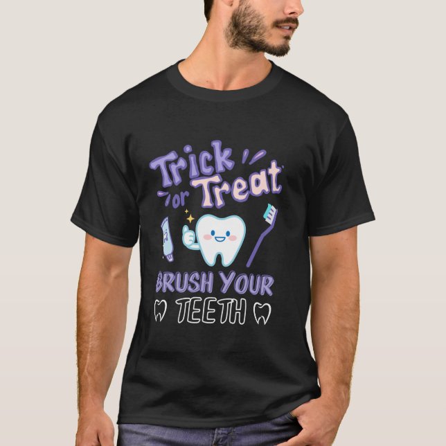 Trick oder Treten Pinsel Ihre Zähne Funny Dentist  T-Shirt (Vorderseite)