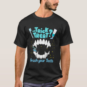Trick oder Treten Pinsel Ihre Zähne Funny Dentist T-Shirt