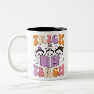 Trick or lehrghost Retro Groovy Halloween Teache Zweifarbige Tasse