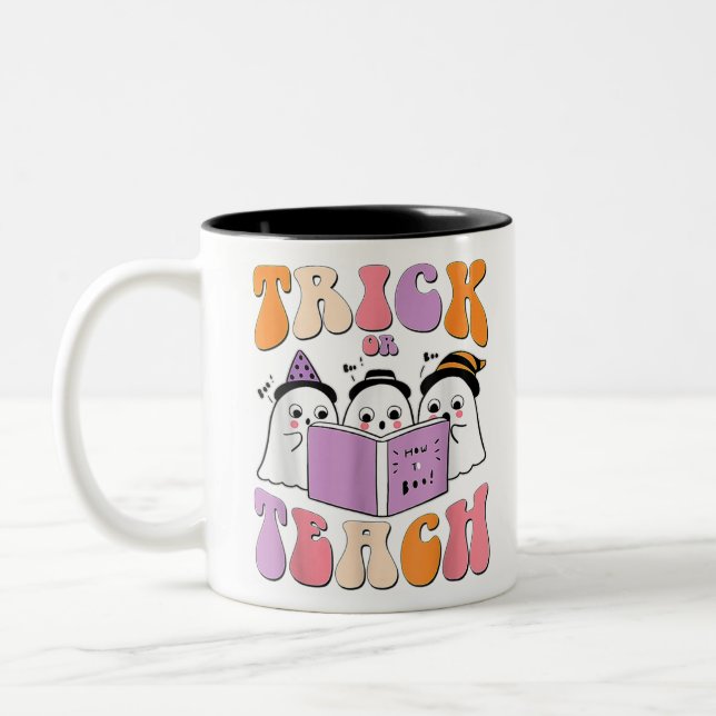 Trick or lehrghost Retro Groovy Halloween Teache Zweifarbige Tasse (Links)