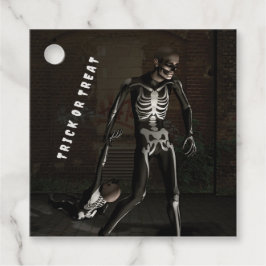 Trick or Treat. Man dressed as skeleton Geschenkanhänger