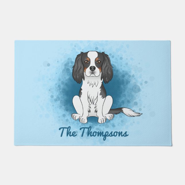 Tricolor Cavalier King Charles Spaniel Dog On Blue Fußmatte (Vorderseite)