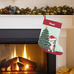 Tricolor Corgi Santa Christmas Tree Custom Red Kleiner Weihnachtsstrumpf<br><div class="desc">Dieser wunderschöne Pembroke Walisisch Corgi Hund hat seinen Kopf in einem niedlichen Hut des Weihnachtsmanns gekippt. Die Jungfrau sitzt vor einem hübschen Weihnachtsbaum,  der mit farbenfrohen Ornamenten geschmückt ist. Personalisieren Sie diesen Weihnachts-Strumpf für Ihr Haustier in herrlicher roter Kursiv über dem wunderbaren zeichn meiner Lieblingshunde.</div>