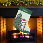 Tricolor Corgi Weihnachtsbaum Mit Monogramm Green Kleiner Weihnachtsstrumpf<br><div class="desc">Dieser wunderschöne Pembroke Walisisch Corgi Hund hat seinen Kopf in einem niedlichen Hut des Weihnachtsmanns gekippt. Die Jungfrau sitzt vor einem hübschen Weihnachtsbaum,  der mit farbenfrohen Ornamenten geschmückt ist. Personalisieren Sie diesen Weihnachts-Strumpf für Ihr Haustier in herrlicher roter Kursiv über dem wunderbaren zeichn meiner Lieblingshunde.</div>