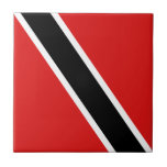 Trinidad und Tobago Flag Keramik Tile Fliese<br><div class="desc">Dieses Design besteht aus der Trinidadian Fahne geschickt umgestaltet,  um die quadratische Fliesenfläche zu passen. Ein dekorativer und nützlicher Artikel,  der ein perfektes Geschenk für diejenigen machen würde,  die sich an Trinidad und Tobago erinnern möchten.</div>