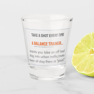 Trink einen Shot, wenn Balance-Trainer so etwas sa Schnapsglas