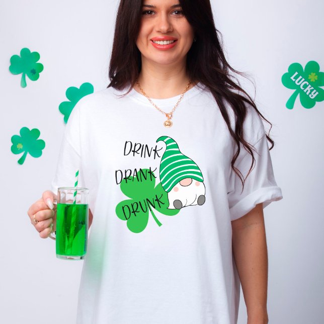 Trink getrunken Betrunken Gnome Clover St. Patrick T-Shirt (Von Creator hochgeladen)