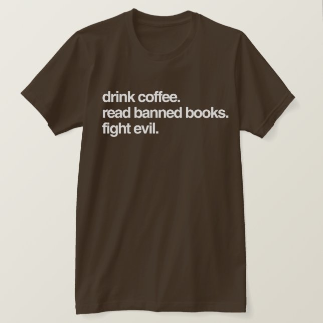 Trink Kaffee. Lesen Sie verbotene Bücher. Bekämpft T-Shirt (Design vorne)