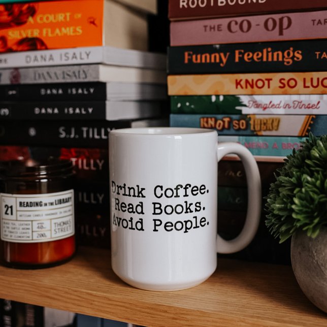 Trink Kaffee. Lies Bücher. Vermeiden Sie Menschen. Kaffeetasse (Von Creator hochgeladen)