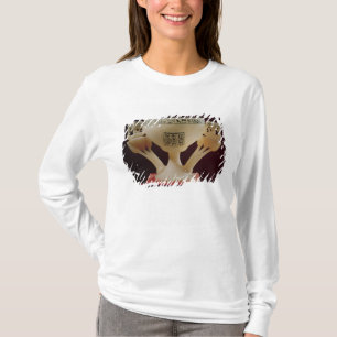 Trinkbecher in der Form eines Hälfte-geöffneten T-Shirt