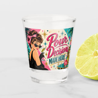 Trinkbeschlüsse werden hier Retro-1950er-Cocktail Schnapsglas