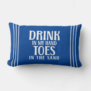Trinke in meiner Hand, Zehen im Sand Strand Zitat Lendenkissen