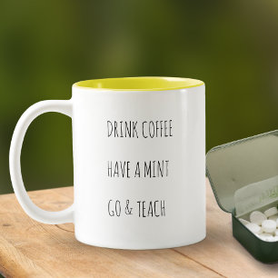 Trinke Kaffee, habe eine Minze Lustiger Lehrer Kaf Zweifarbige Tasse