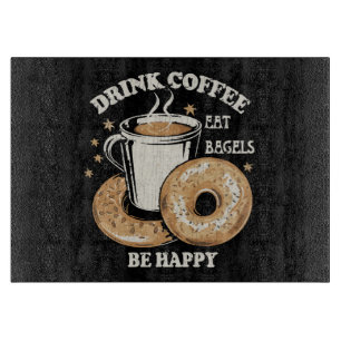 Trinke Kaffee, iss Bagels, sei glücklich Schneidebrett