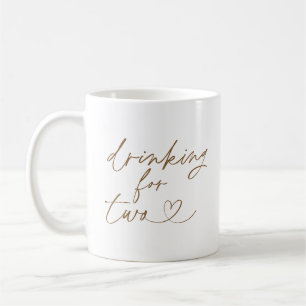 Trinken für zwei Tasse   Ein Baby brütet