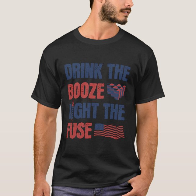 Trinken Sie das Booze Licht der Sicherung 4. Juli  T-Shirt (Vorderseite)