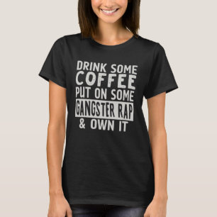Trinken Sie etwas Kaffee auf etwas Gangster Rap &  T-Shirt
