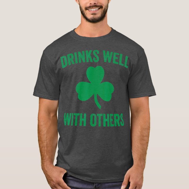 Trinken Sie gut mit anderen Funny St Patricks Beer T-Shirt (Vorderseite)