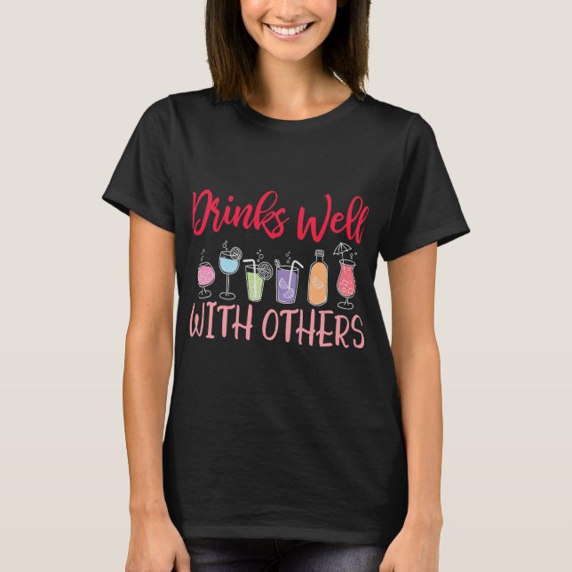 Trinken Sie gut mit anderen lustigen Weinen T-Shirt (Vorderseite)