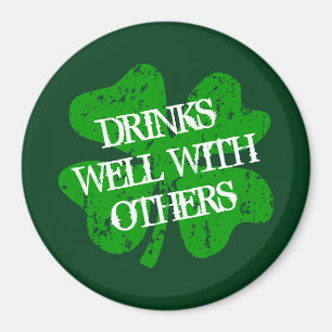Trinken Sie gut mit anderen St Patrick's Day Kühls Magnet