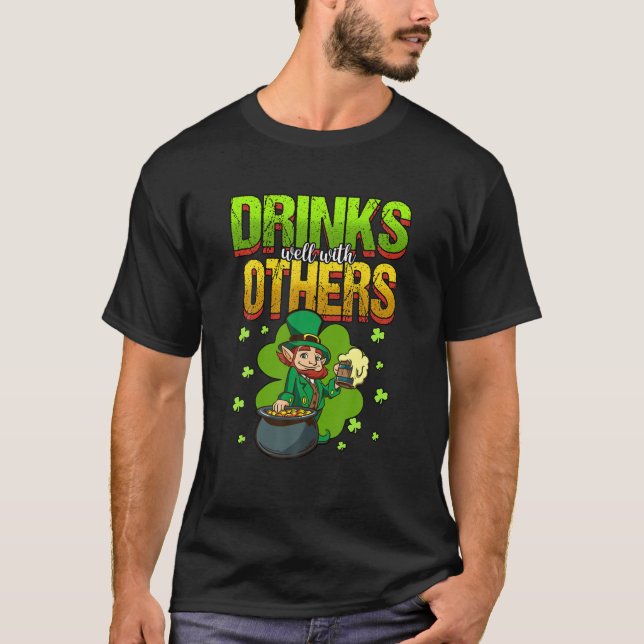 Trinken Sie gut mit anderen St. Patricks Day Lapre T-Shirt (Vorderseite)