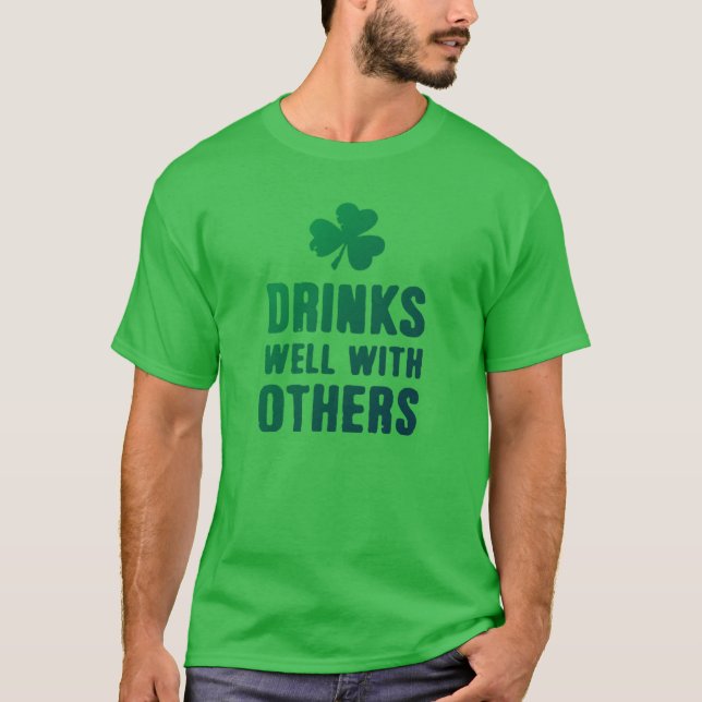 Trinken Sie gut mit anderen St. Patrick's Day T-Sh T-Shirt (Vorderseite)